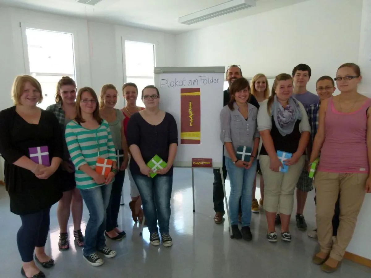 Schülerinnen und Schüler der Dollinger-Realschule Biberach entwarfen den Prospekt zum Bibelwettbewerb.