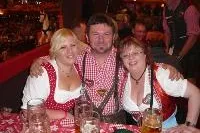 Seitensprung-Gefahr auf der Wiesn und mit Flirtpub.de Bild: Seitensprung-Gefahr auf der Wiesn und mit Flirtpub.de