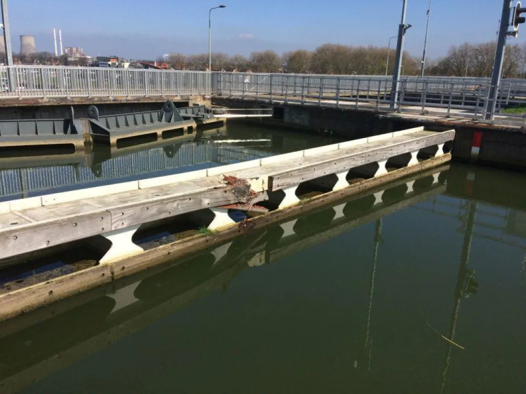 Anstoßbalken an Schleuse in Maasbracht (NL) nach Kollision mit einem Frachtschiff