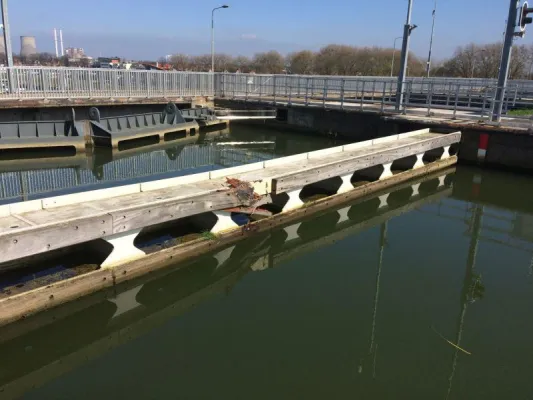 Glimpflicher Unfall in Schleuse dank ACE Bild: Glimpflicher Unfall in Schleuse dank ACE