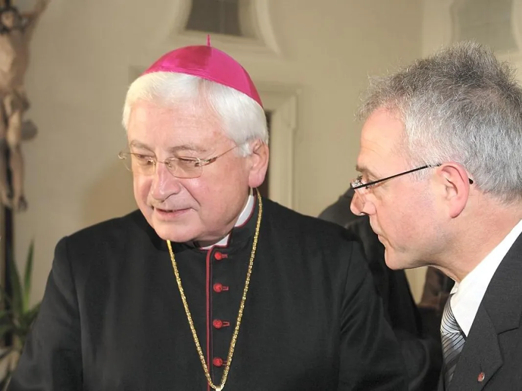 Der Augsburger Bischof Dr. Walter Mixa (li.) und der Benediktbeurer Klosterdirektor Pater Claudius Amann (re.)