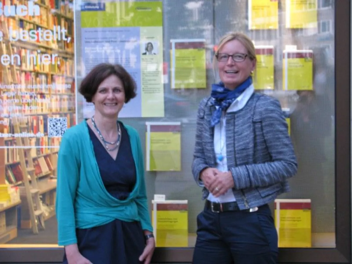 Freuen sich über den gelungenen Fachvortrag: Sabine Rosendahl (l.) vom Schweitzer Sortiment und Refe