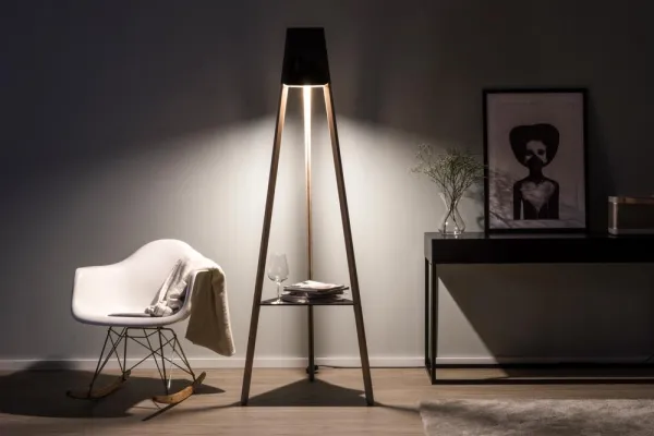 Bild: Lampe auf drei Beinen setzt sich selbst in Szene