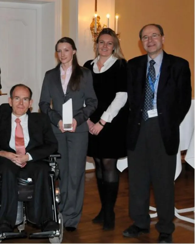Dr. jur. Stefan Perschke, 1. Vorsitzender DGM Freiburg, Junior-Preisträgerin Frau Ingrid Muth, Universität Göttingen, Frau Kornder, Produktmanagerin Temmler Pharma Marburg, Prof. Dr. Bernhard Neundörf