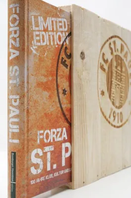 Bild: Forza St. Pauli: PRINT-UND MEDIENPRODUKTION (PMP) Hamburg steckt Sonderedition der Vereinschronik in Holzkiste