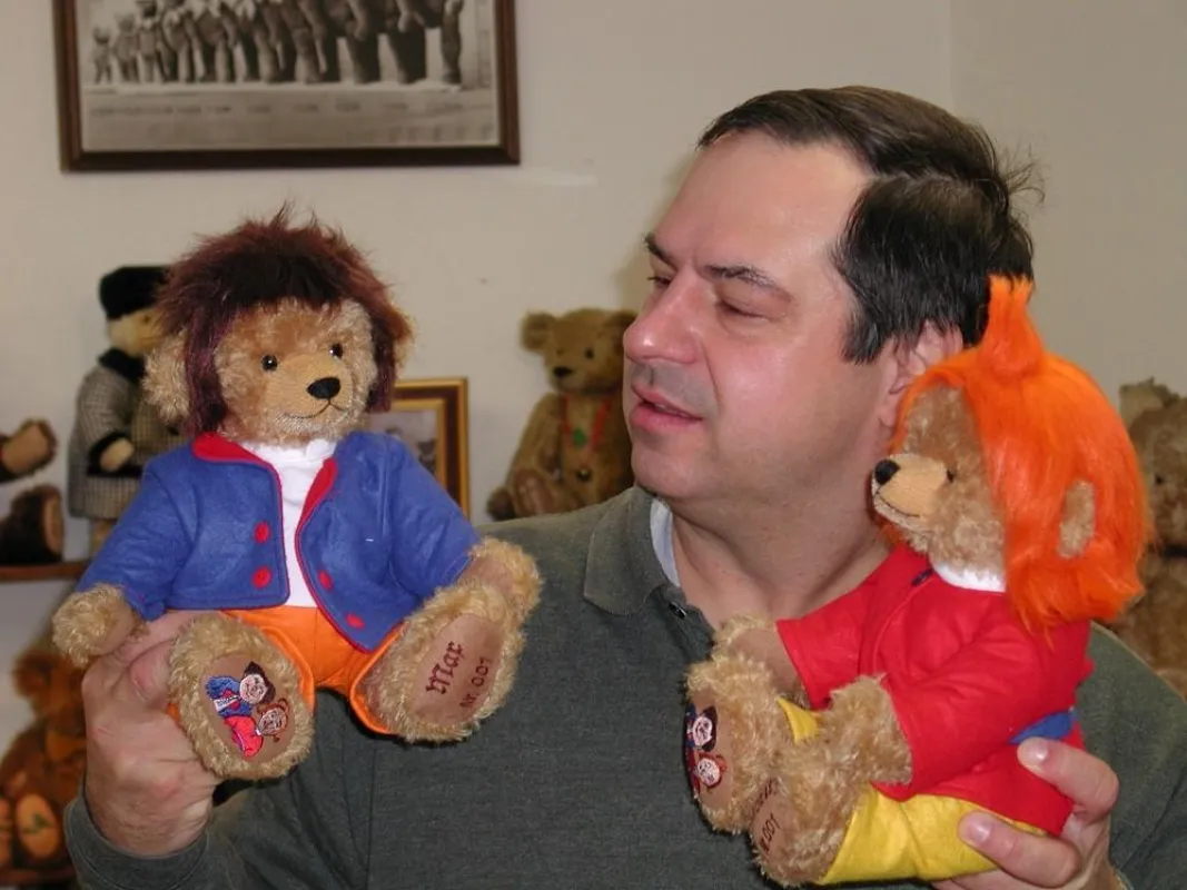 Geschäftsführer Martin Hermann, mit den Teddybären Max und Moritz