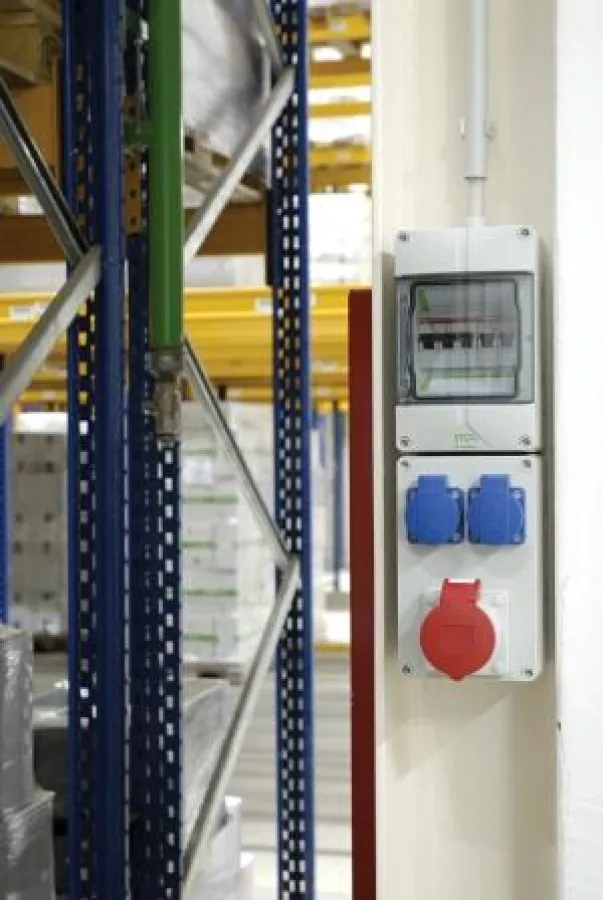 Die kompakten Gehäuse finden sogar an Stahlträgern Platz.