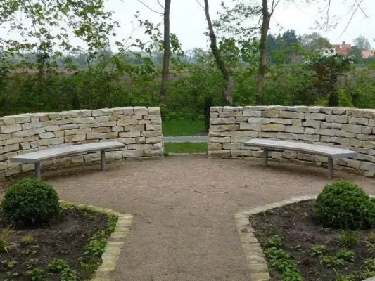 Bild: Die Hockerbank Typ Aurich integriert sich perfekt in jede Umgebung