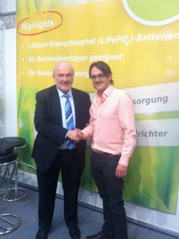 (v.li.n.re.) Patrick Thoma, CEO der Jurawatt Vertrieb GmbH, Zvi Alon, CEO und Chairman von Tigo