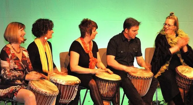 Bild: UNGALLI - eine faszinierende Erzähl-Musik-Performance mit Märchen, Rhythmen und Fabeln aus Afrika
