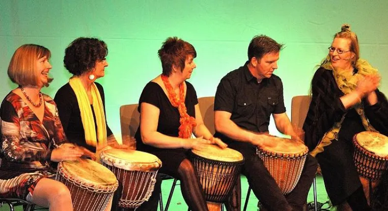 UNGALLI - eine faszinierende Erzähl-Musik-Performance mit Märchen, Rhythmen und Fabeln aus Afrika Bild: UNGALLI - eine faszinierende Erzähl-Musik-Performance mit Märchen, Rhythmen und Fabeln aus Afrika