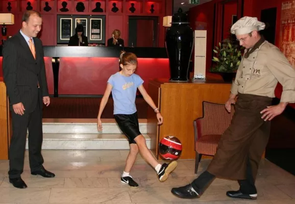 Bild: Ballhochhalten: Weltrekordhalterin fordert Hotel-Team heraus