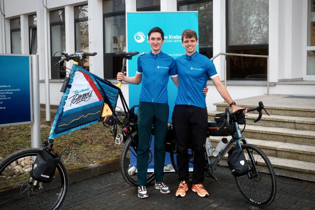 „Tallbike Against Cancer-Tour“: Tommaso Weller (23) und Jakob Wall (24) zu Besuch bei der Deutschen (© Deutsche Krebshilfe/Tommaso Weller)