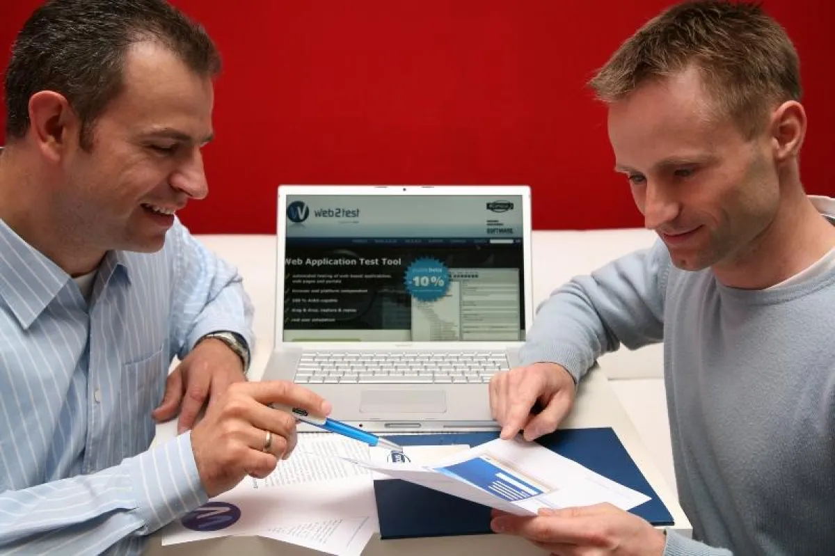 itCampus-Geschäftsführer Tobias Schmidt (l.) und Andreas Lassmann sind von dem internationalen Vermarktungspotenzial der Testsoftware „web2test“ überzeugt. (Foto: itCampus: Franziska Richter)