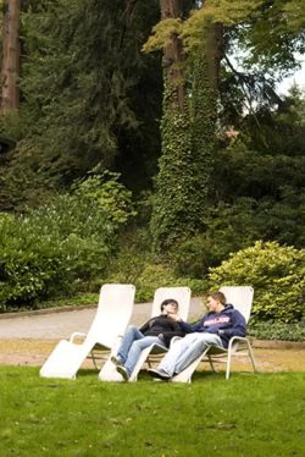 Die Privatklinik in Hofheim ist von einem großzügigen Park mit altem Baumbestand umgeben.