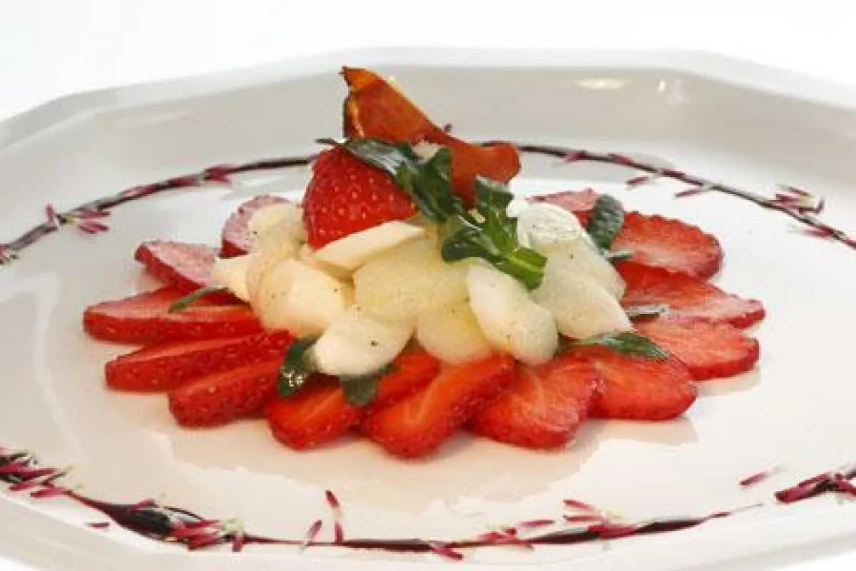 Die Produkte vom Bienenhof Pausch ergänzen perfekt die ersten kulinarischen Frühlingsboten - Erdbeeren und Spargel.