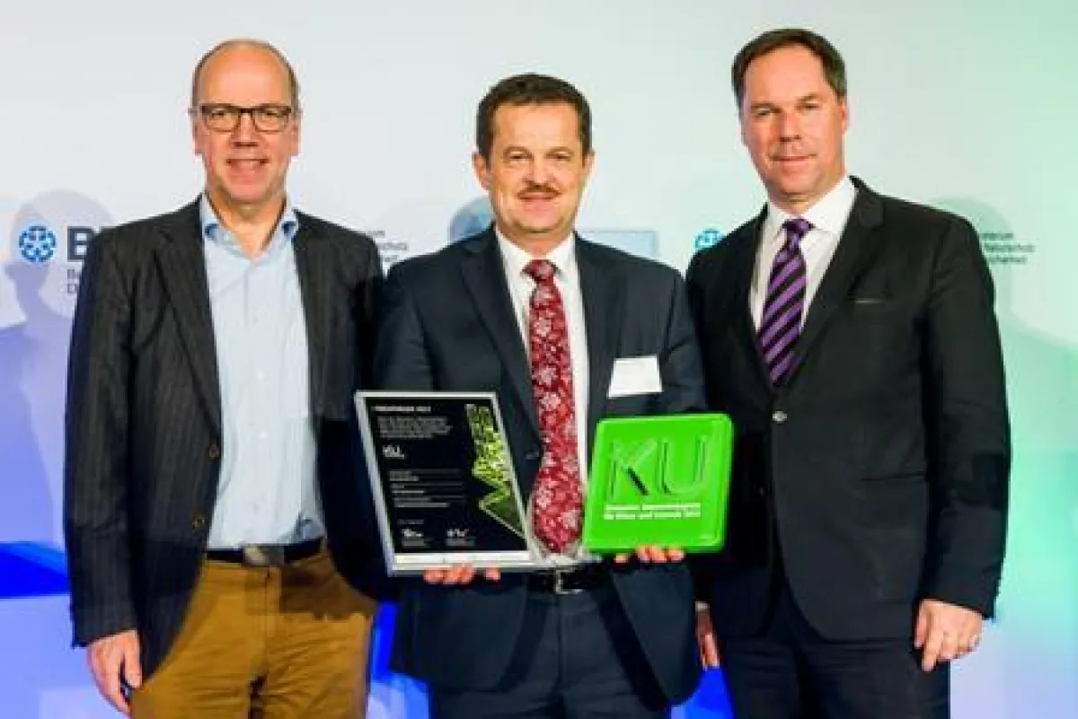 Alfred Hörner, Geschäftsführer Saint-Gobain Weber GmbH (Mitte), Dr. Urban Rid (l.), Holger Lösch (r.