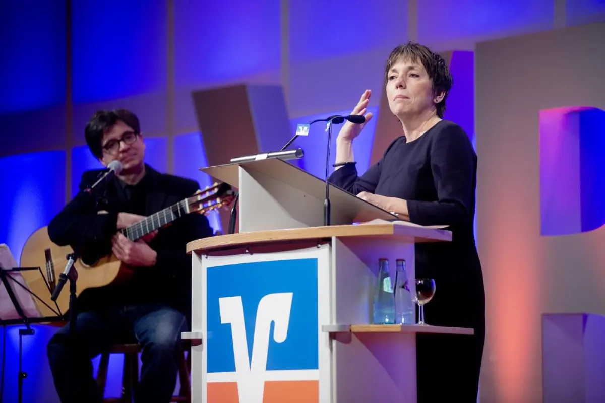 Die Gastreferentin Prof. Dr. Margot Käßmann wurde von dem Gitarristen Werner Hucks begleitet