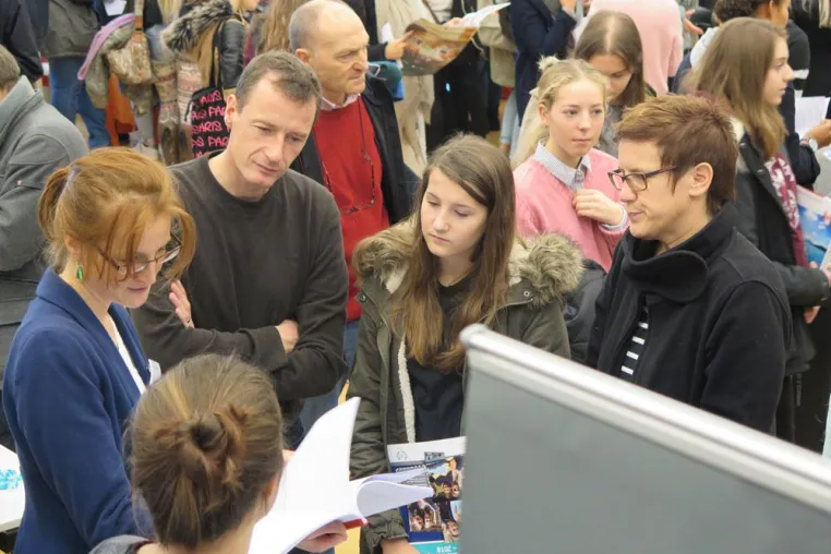Die weite Welt entdecken - Die JugendBildungsmesse zu Gast in Karlsruhe Bild: Die weite Welt entdecken - Die JugendBildungsmesse zu Gast in Karlsruhe