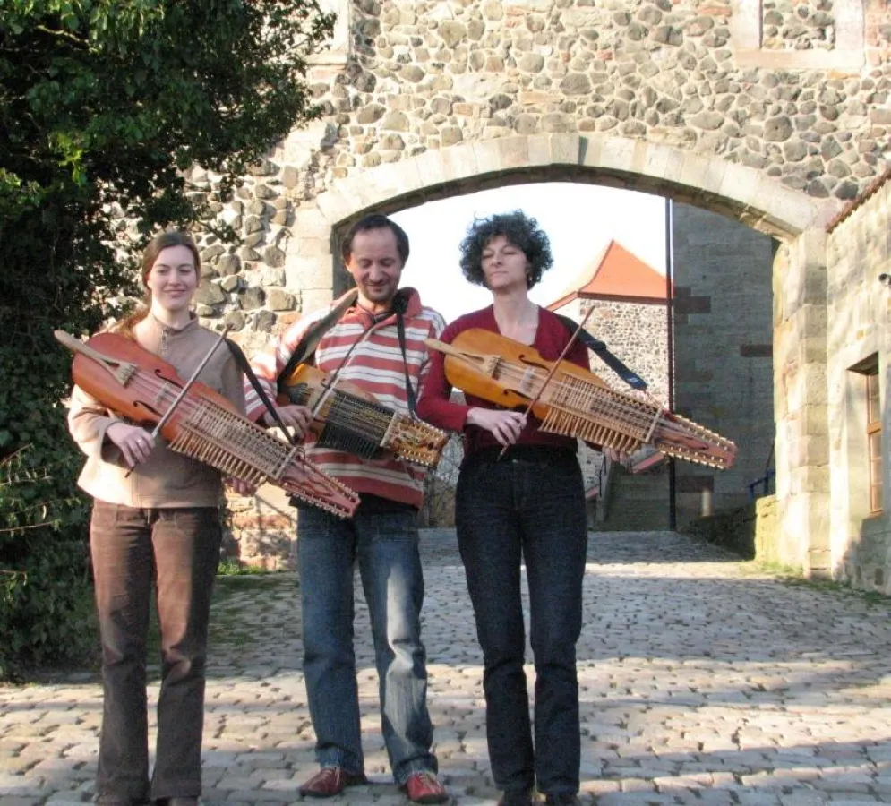 Drei Nyckelharpa-Spieler vor der BURG FÜRSTENECK