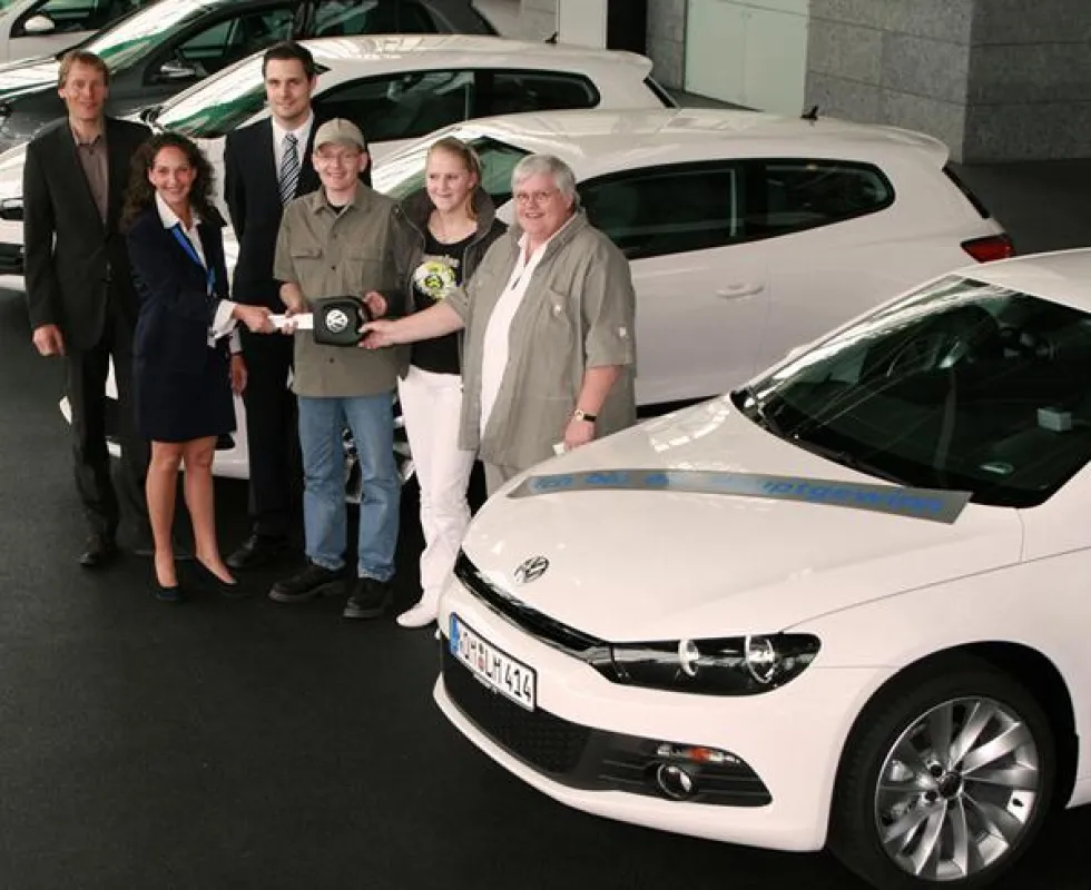 Symbolische Schlüsselübergabe in der Autostadt Wolfsburg, von links: Peter Bosse, Ute Kausch und Nils Dieckmann mit den Gewinnern Carsten Neisecke, Angela Baack und Heike Niebuhr.
