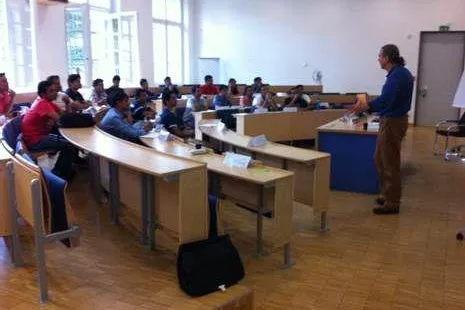 Bild: Spannender Vortrag über Photovoltaik vor indischen MBA-Studenten