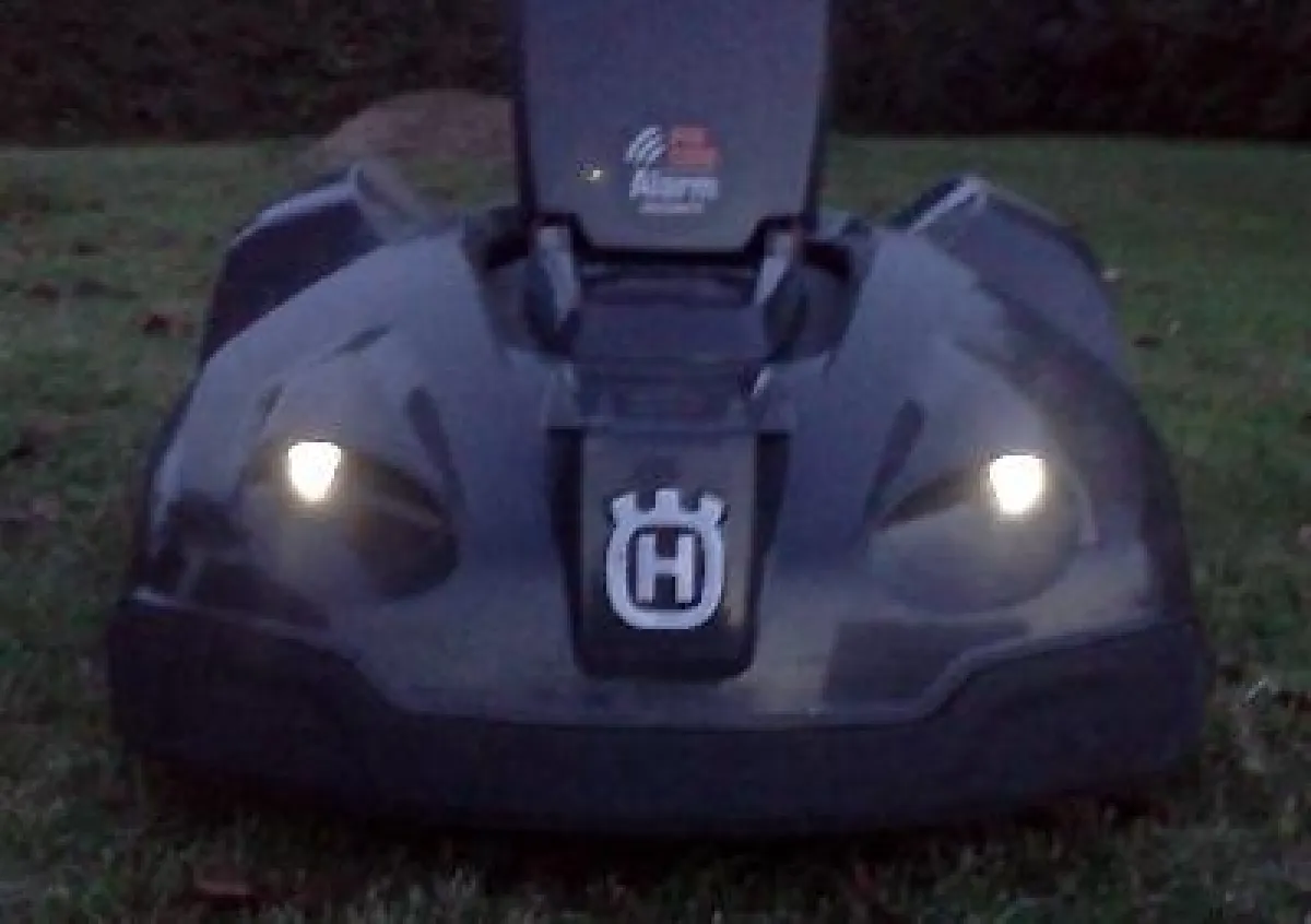 Rasenroboter mit LED-Scheinwerfern