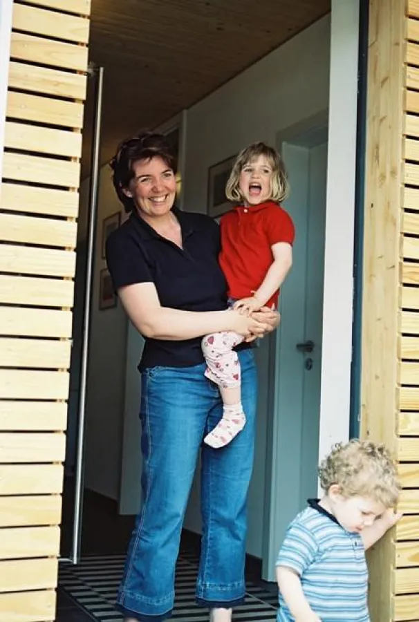 Foto: HOLZABSATZFONDS Wer ein Holzhaus baut, wird auch den Ansprüchen der nachfolgenden Generationen gerecht. Moderne Holzhäuser zeichnen sich durch einen geringen Energieverbrauch und eine hohe Wertb