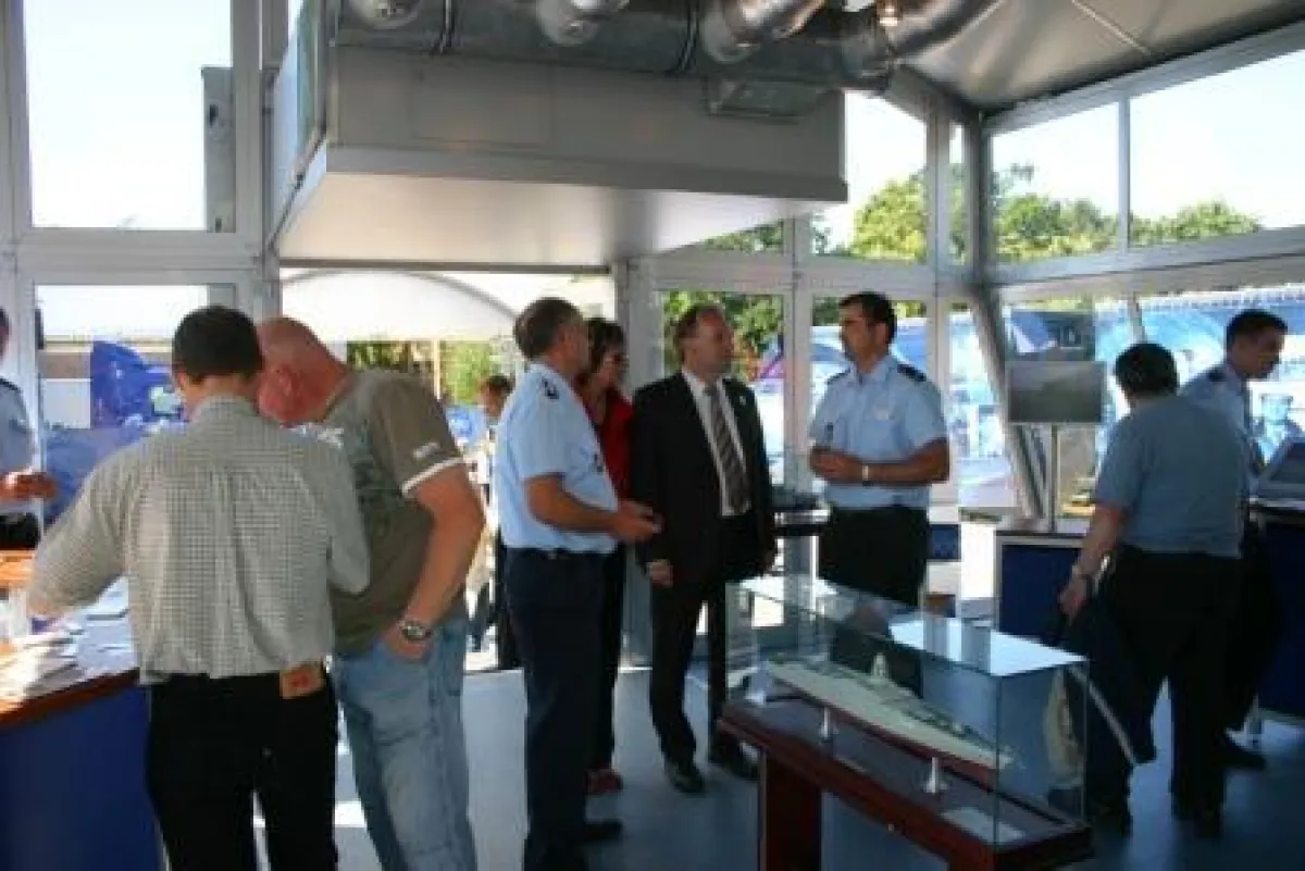 Sachsen-Anhalts Wirtschaftsminister Dr. Reiner Haseloff informiert sich beim KarriereTreff der Bundeswehr inThale.