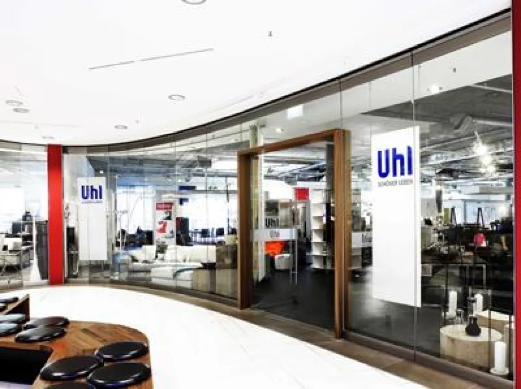 Perfekt eingepasst: Glasflächen im Stilwerk Stuttgart. Die aus Lamellen bestehenden Glasfassaden sind auch gewölbt konzipierbar. Die zweiflügelige Glas-Eingangstür samt Beschlägen stammt ebenfalls von