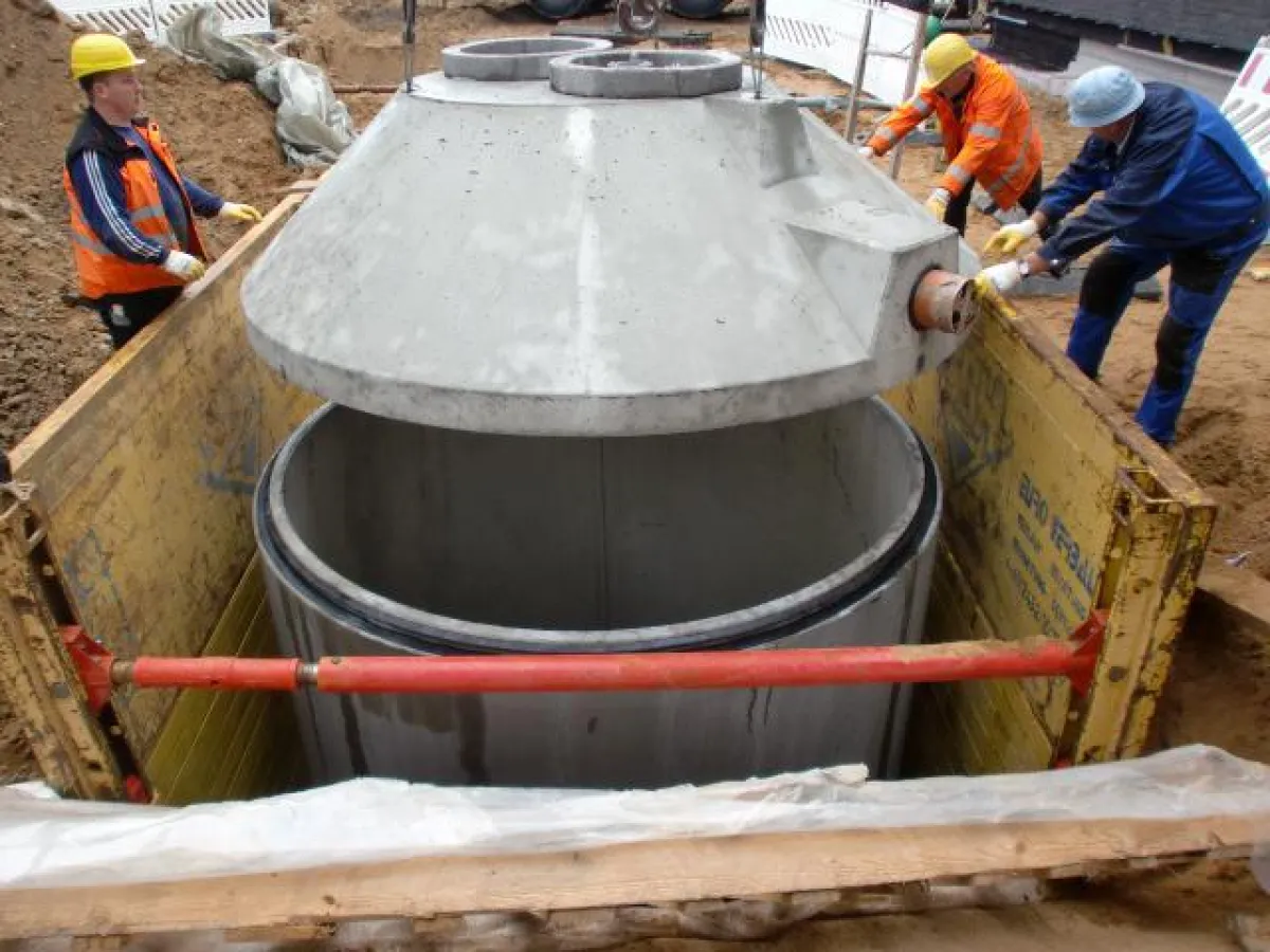Im unterirdisch außerhalb des Gebäudes eingebauten Speicher lagern die Pellets trocken und sicher.