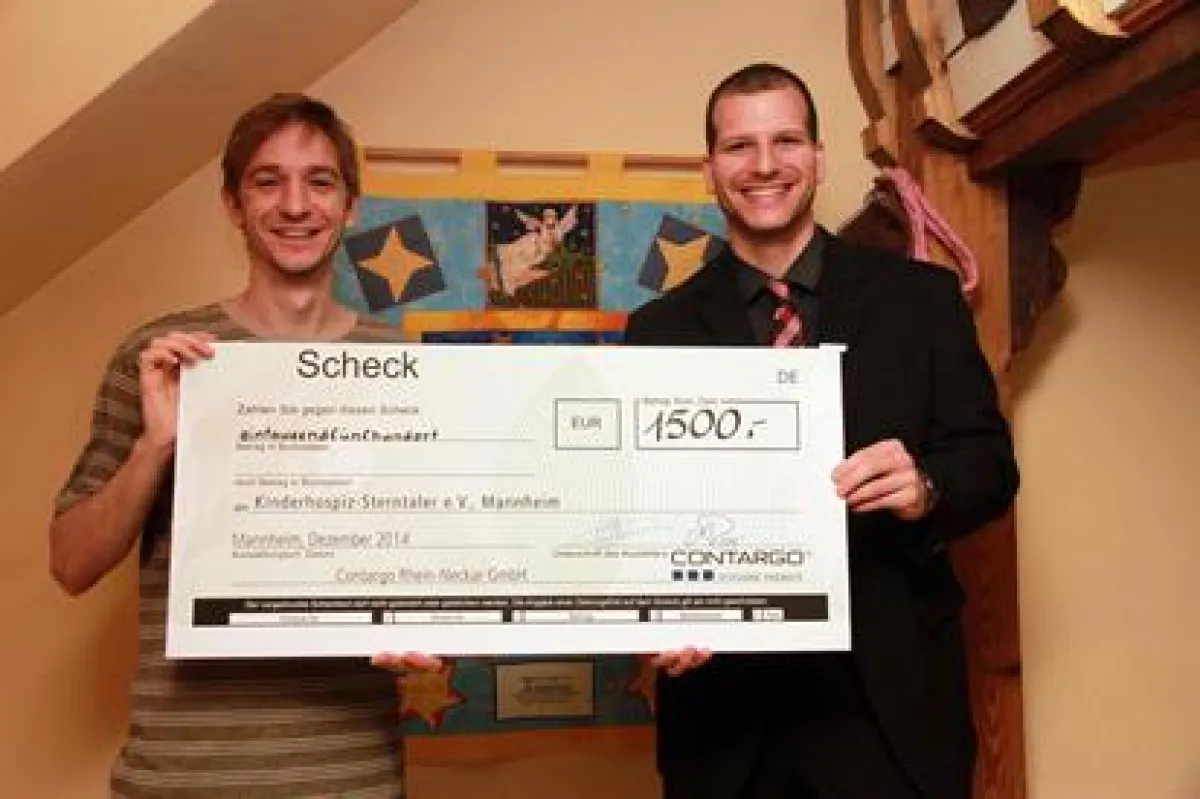 Thomas Weppler (rechts), Contargo, übergibt den symbolischen Spendenscheck der Contargo Rhein-Neckar