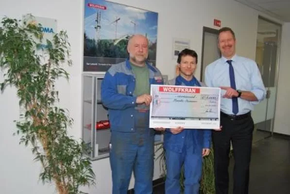 Bild: Arbeitseinsatz für einen guten Zweck – WOLFFKRAN Mitarbeiter sammeln Spenden für ihren Kollegen