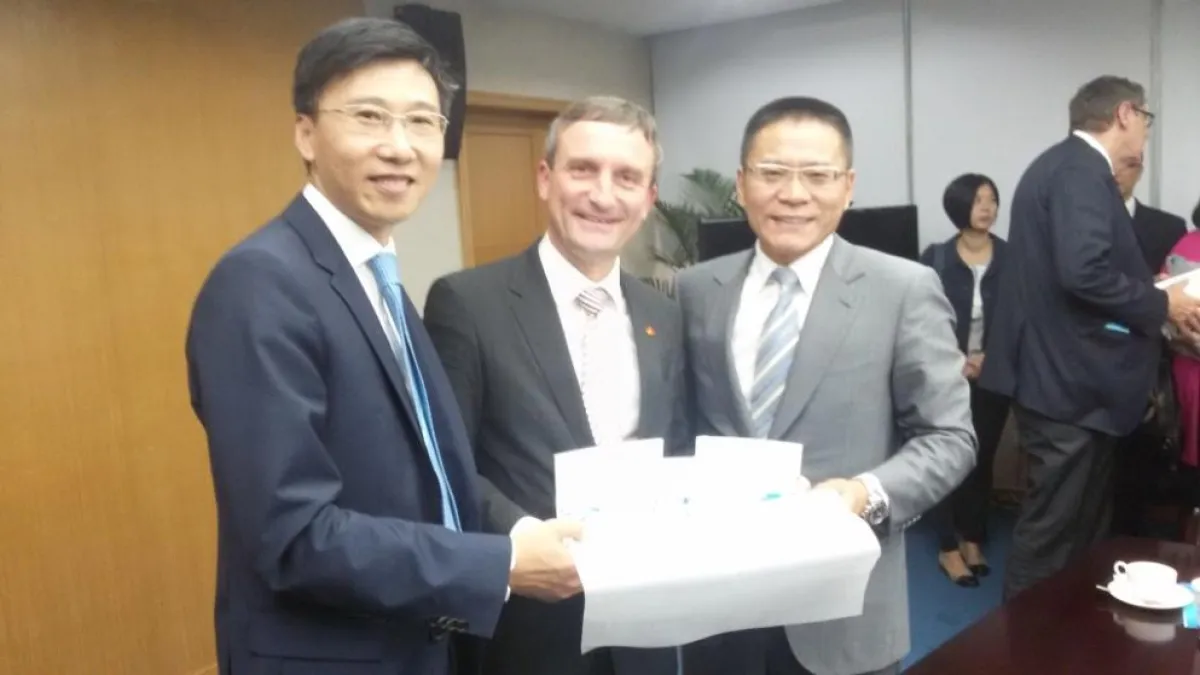 Li Ming, VP ZTE Corp., Thomas Geisel, OB Düsseldorf (SPD) & Li Jun, Geschäftsführer ZTE Deutschland