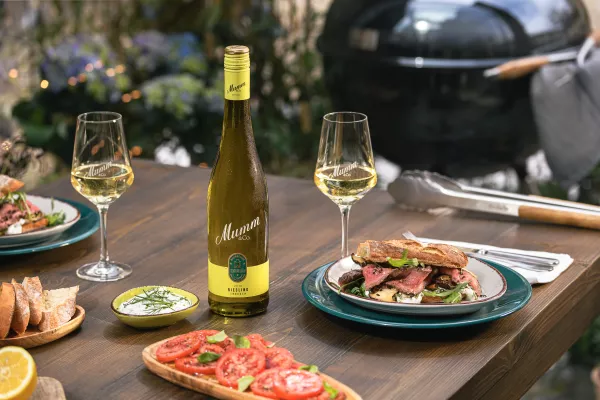 Bild: Die regionalen Mumm Weine: Genussvolle Begleiter für einen sommerlichen Grillabend