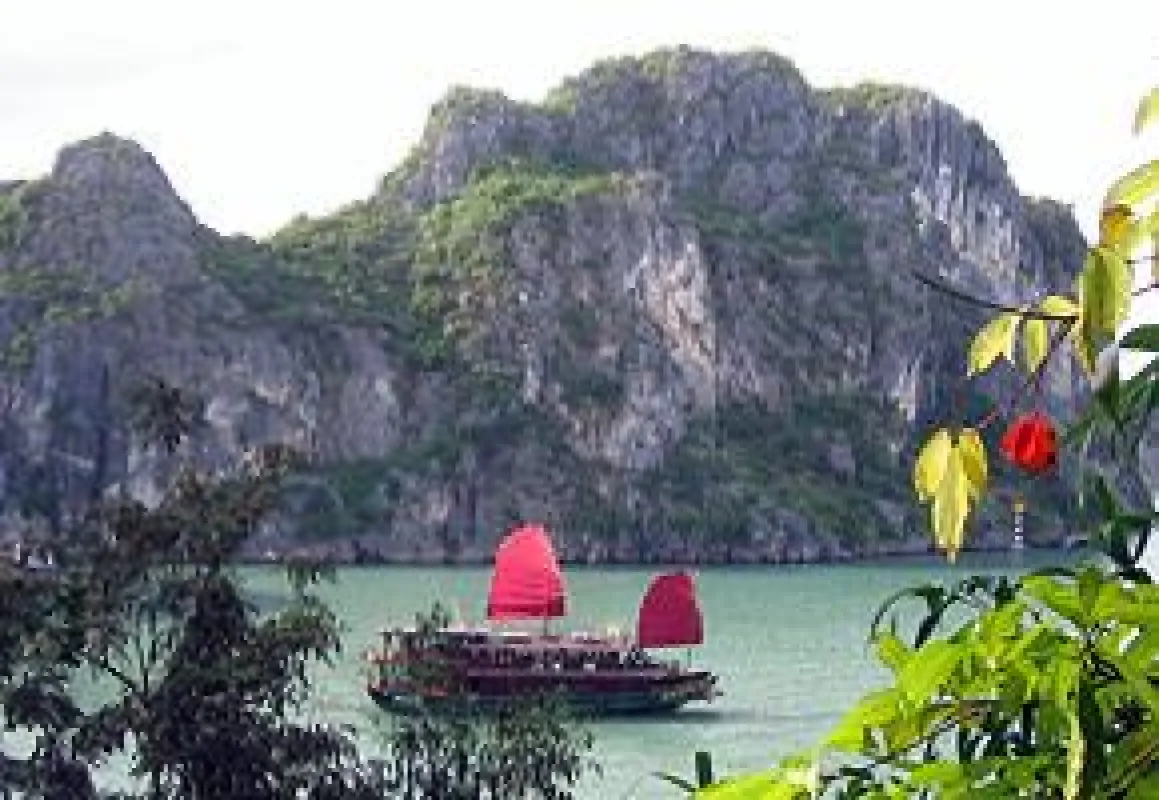 Bootsfahrt in der smaragdfarbenen Halong Bucht