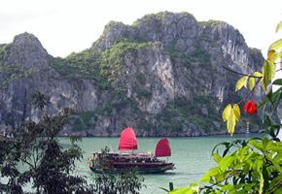 Bootsfahrt in der smaragdfarbenen Halong Bucht