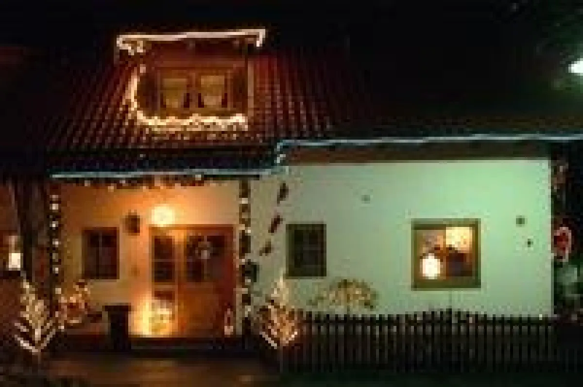 Wenn die Weihnachtsbeleuchtung Nachbars Schlafzimmer illuminiert, ist die Grenze der persönlichen Gestaltungsfreiheit überschritten. Bild: tdx/homesolute.com