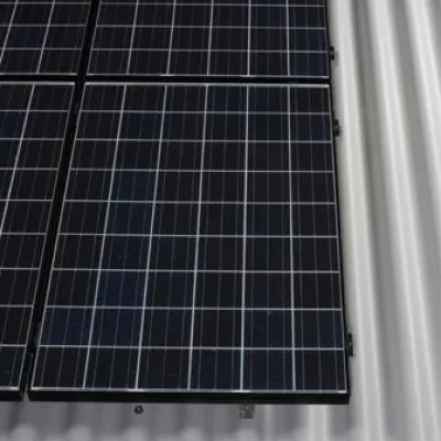 Bild: Dachsanierung mit Rendite: Das neue Eternit Photovoltaik- System Solesia für Wellplattendächer