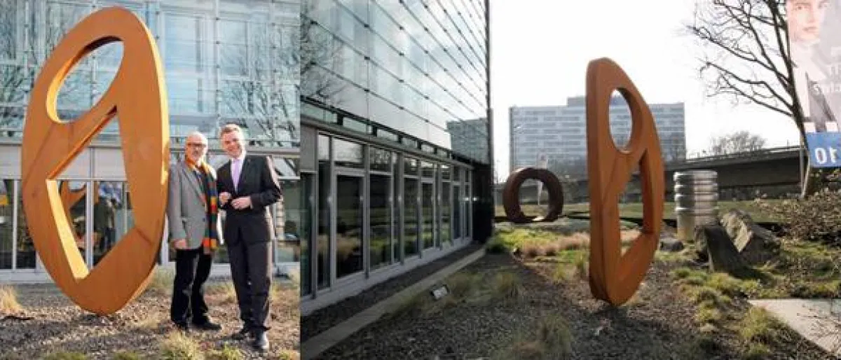 Die neue Skulptur Communications mit ihrem Schöpfer Ernst Hesse (links) und Wulff Aengevelt