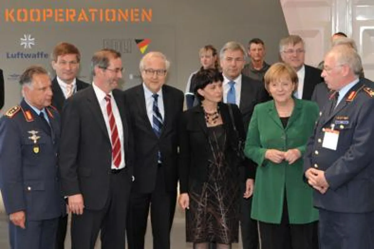 ILA 2010 Rundgang Merkel Kooperationspavillon Luftwaffe Industrie