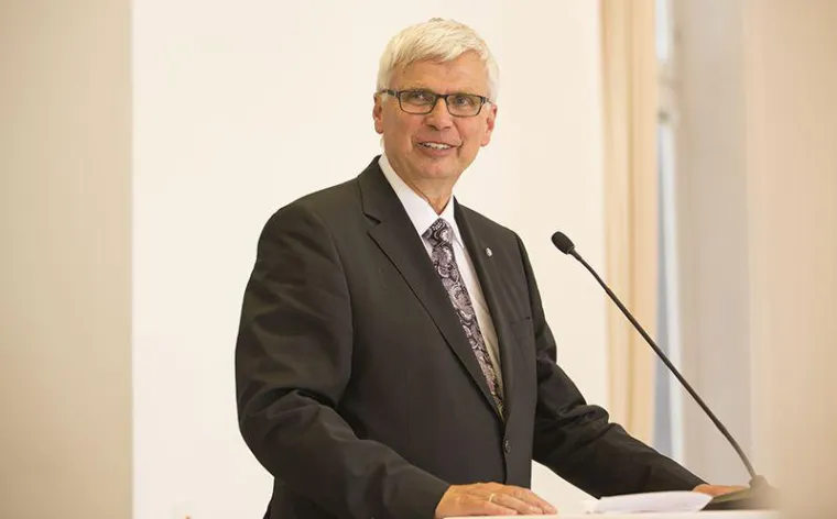 Bild: Deutsche Bibelgesellschaft gratuliert Johannes Friedrich