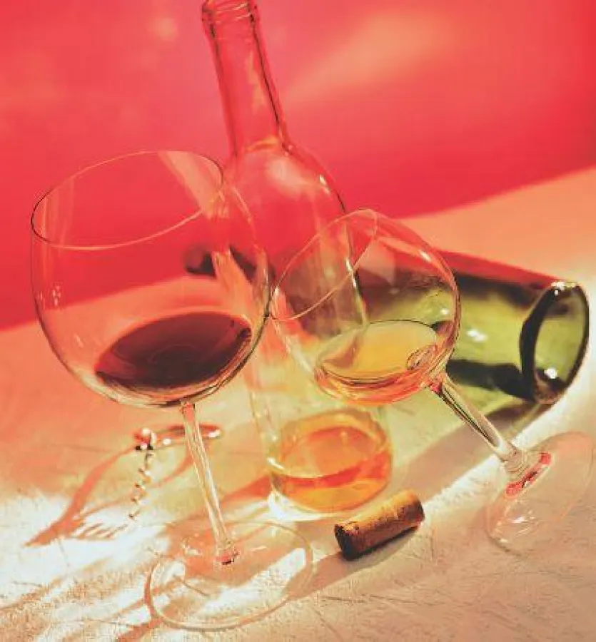 Ein Glas Wein dürfen sich auch Patienten mit erhöhtem Cholesterin zu Silvester gönnen.