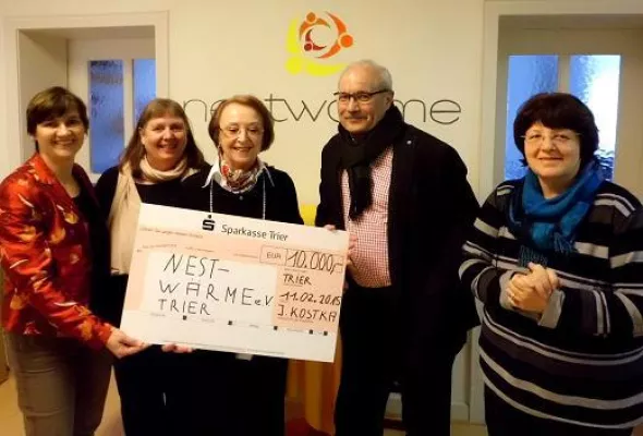 Bild: Großzügige Spende der Kostka-Stiftung an nestwärme