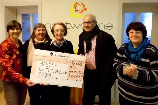 Bild: Großzügige Spende der Kostka-Stiftung an nestwärme