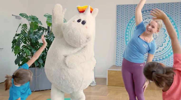 Bild: Pummeleinhorn meets kids4yoga - Gemeinsam für Selbstliebe und Spaß an Yoga