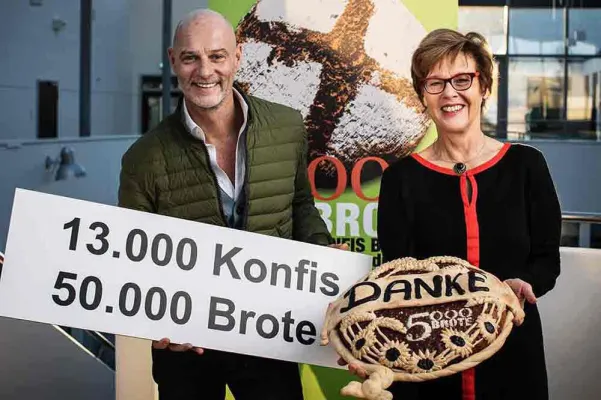 Bild: Großer Erfolg für Aktion "5000 Brote - Konfis backen Brot für die Welt"