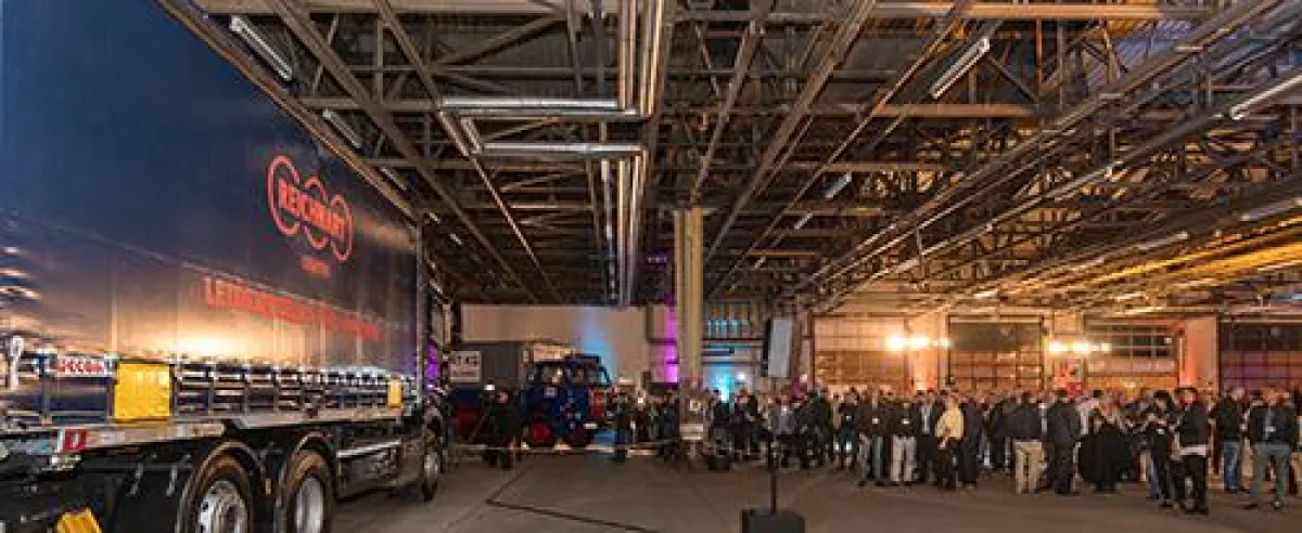 Gemeinsam mit 500 Mitarbeitern enthüllt die Geschäftsleitung den Lkw im weiterentwickelten Design.