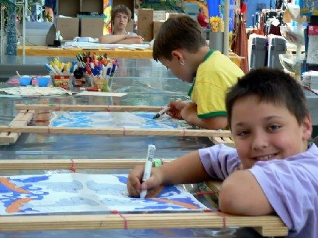 Sehr beliebt bei den Kindern ist das Bemalen von Seidentüchern. Im Blautal-Center sind die Maltische mit den eingespannten Tüchern von Montag, 3. August, bis Samstag, 8. August, aufgebaut.