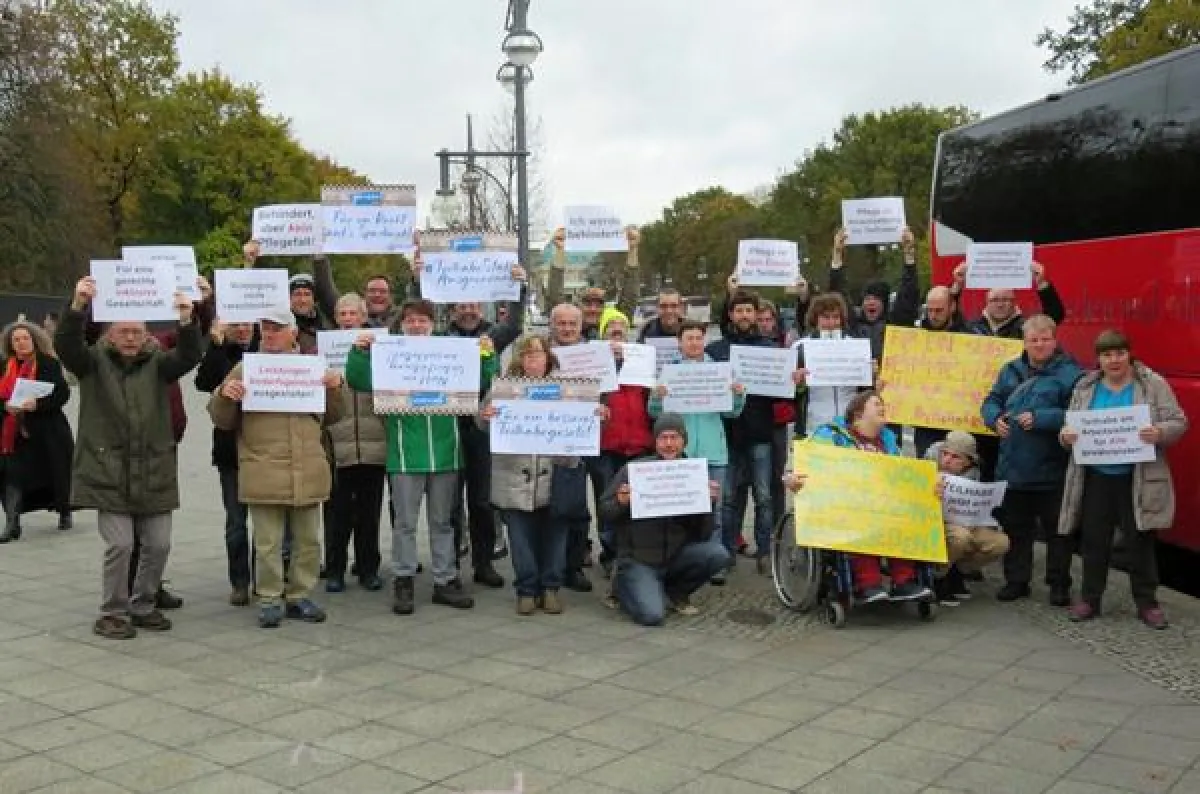 Rund 30 Personen aus der Region Bodensee/Oberschwaben zeigten Flagge bei der Protestaktion in Berlin